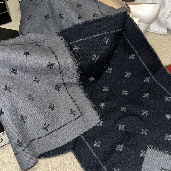 Never used Gucci 🧣 scarf - Picture 4 of 4